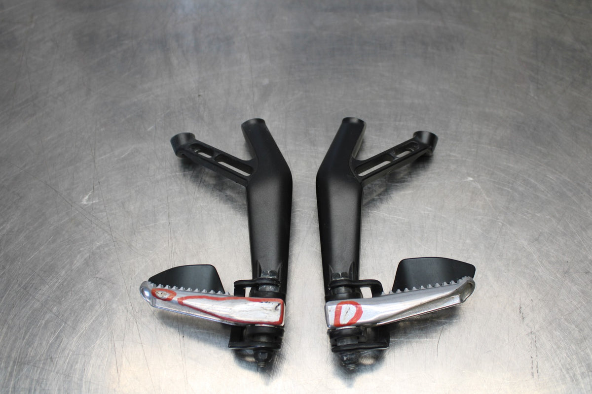22-25 YAMAHA YZF R7 REAR BACK PASSENGER PEG SET PAIR BB182