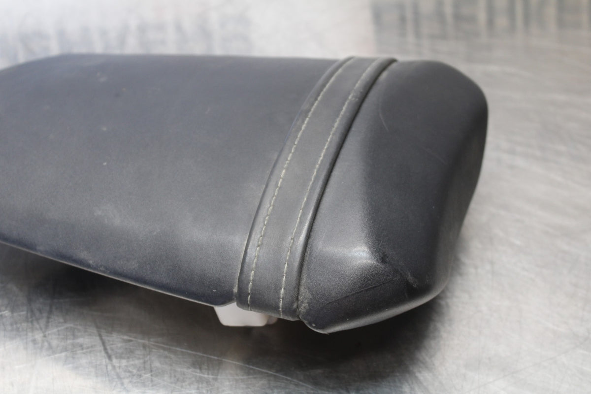 04-05 YAMAHA YZF R1 REAR BACK PASSENGER TANDEM SEAT PAD SADDLE PILLION BB173