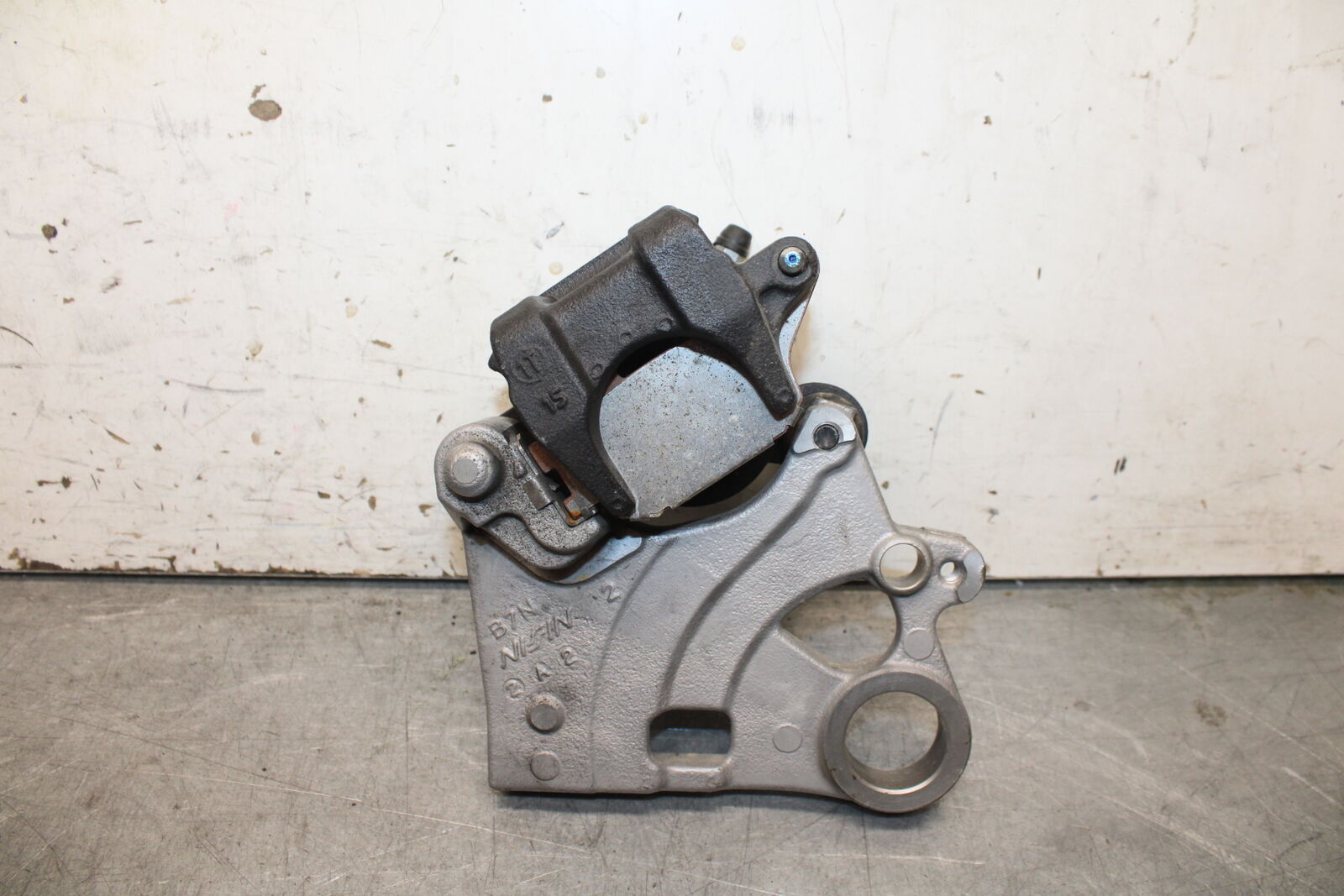 22-24 YAMAHA XSR900 REAR BACK BRAKE CALIPER W MOUNT BRACKET BB683
