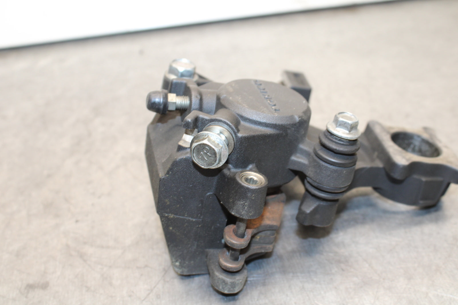 08-10 SUZUKI GSXR750 REAR BACK BRAKE CALIPER W MOUNT BRACKET BB119
