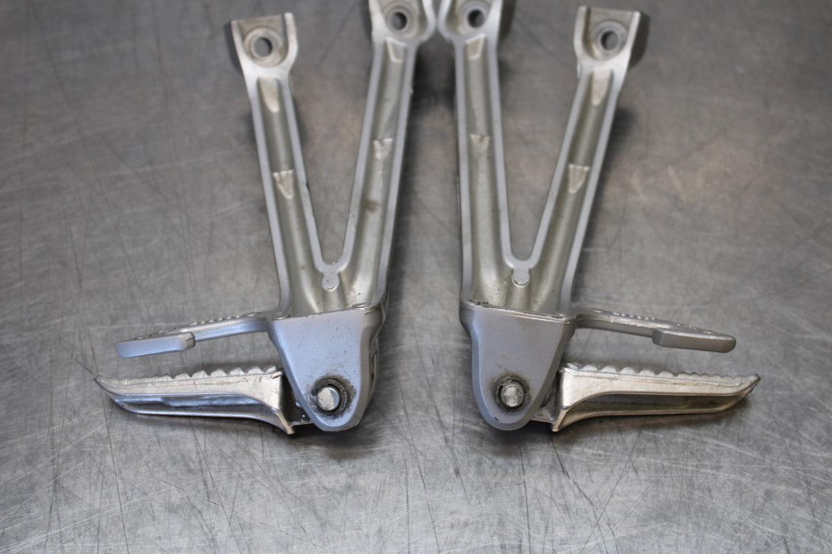 06-07 SUZUKI GSXR 600 REAR BACK PASSENGER PEG SET PAIR BB170