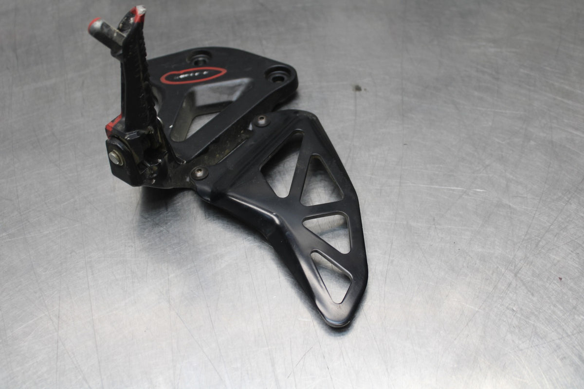 24-25 SUZUKI GSXR1000 LEFT REARSET REAR SET DRIVER FOOT PEG REST STOP BB767