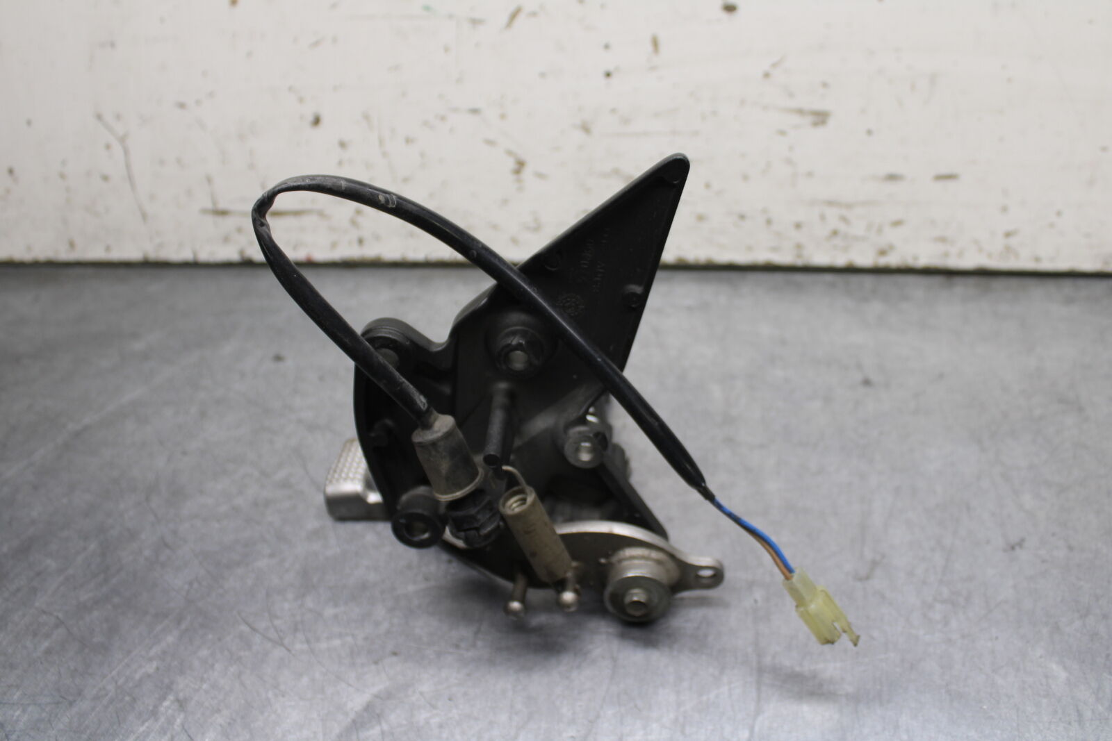 12-13 KAWASAKI Z1000 RIGHT REARSET REAR SET DRIVER FOOT PEG REST STOP BB743