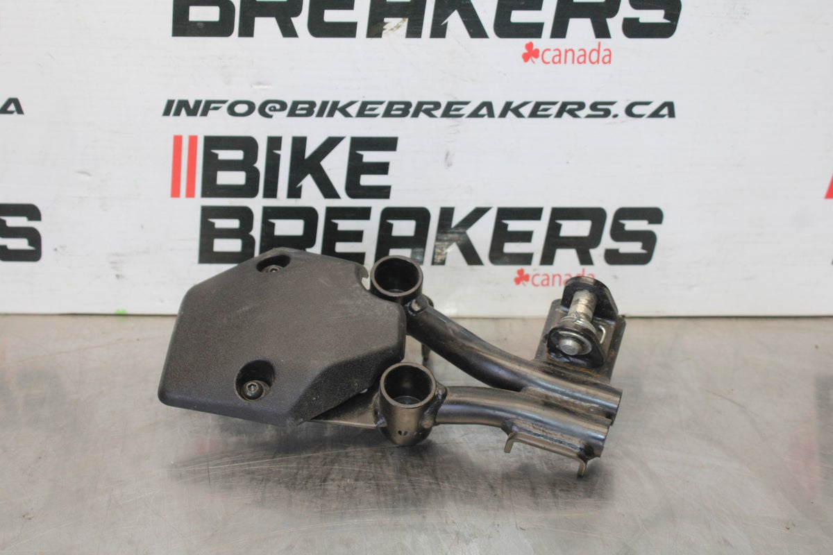 24-25 KAWASAKI ELIMINATOR 450 RIGHT FRONT FOOT PEG STEP BRACKET MOUNT BB869
