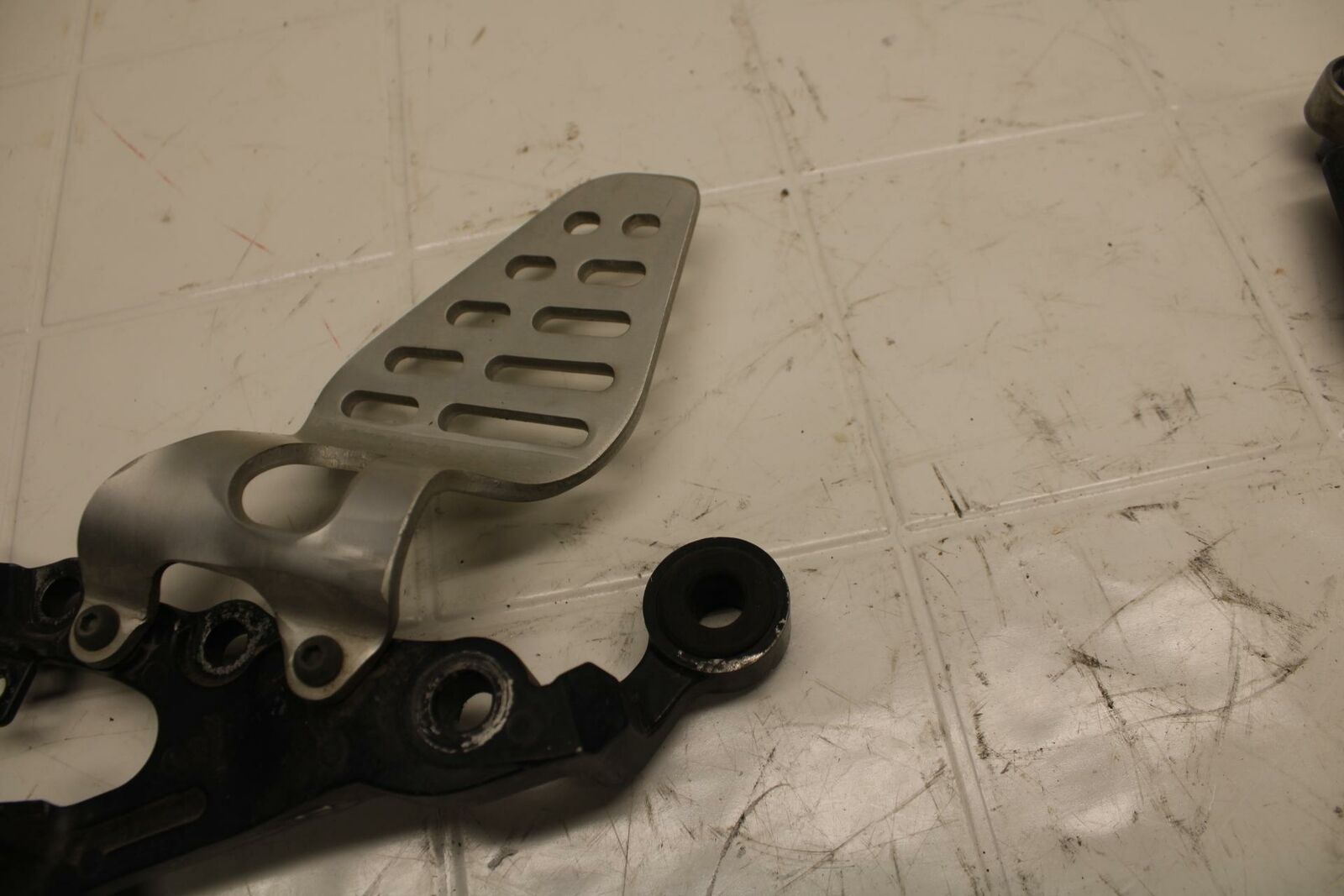 07 YAMAHA YZF R6 LEFT REARSET REAR SET DRIVER FOOT PEG BRACKET MOUNT BB284 B