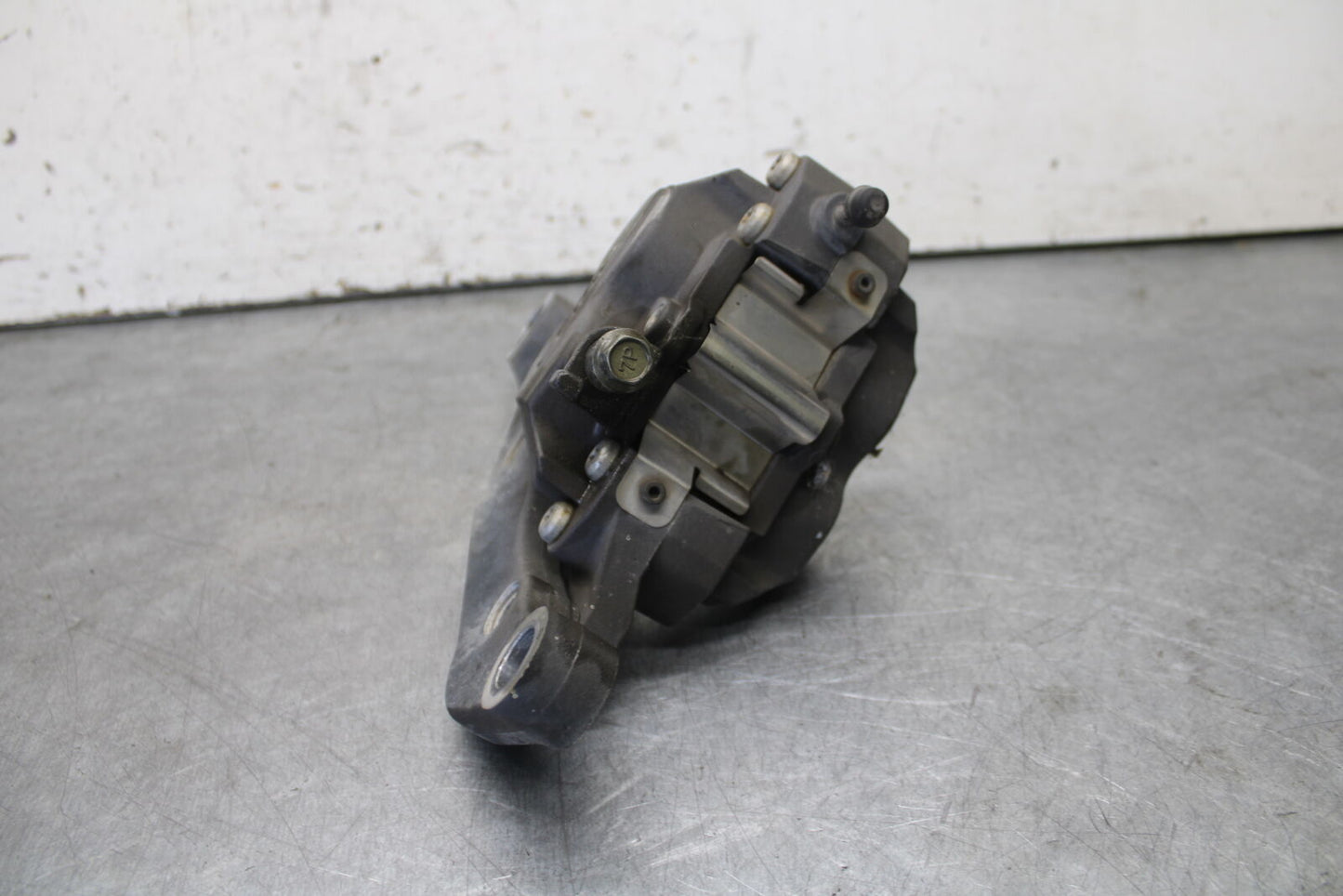 05-09 SUZUKI BOULEVARD C90 REAR BACK BRAKE CALIPER W MOUNT BRACKET BB692