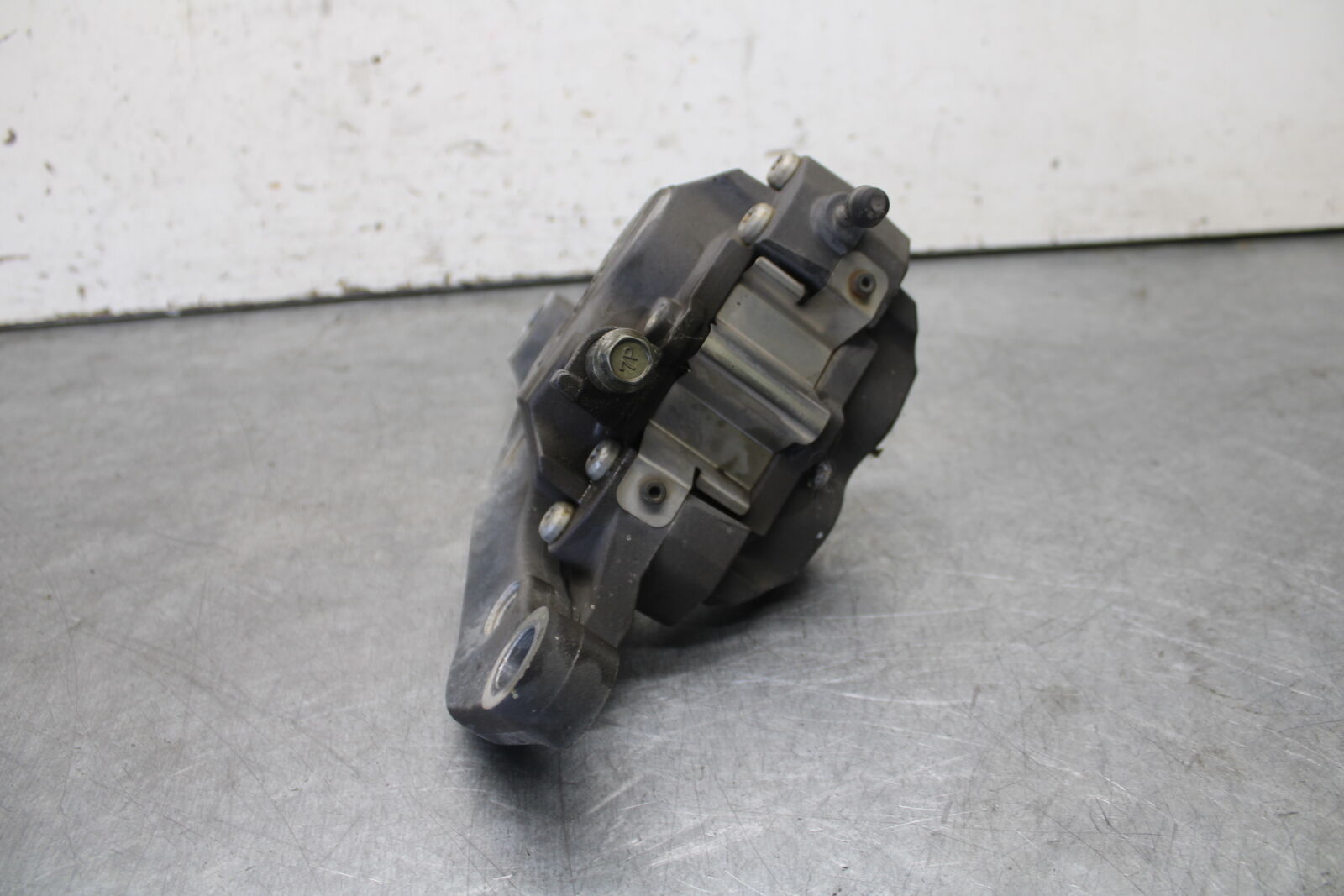 05-09 SUZUKI BOULEVARD C90 REAR BACK BRAKE CALIPER W MOUNT BRACKET BB692