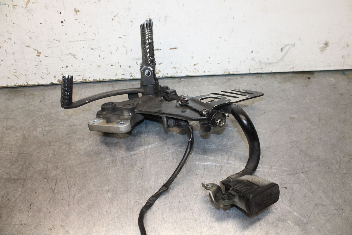 06-07 SUZUKI GSXR 600 RIGHT REARSET REAR SET DRIVER FOOT PEG REST STOP BB737