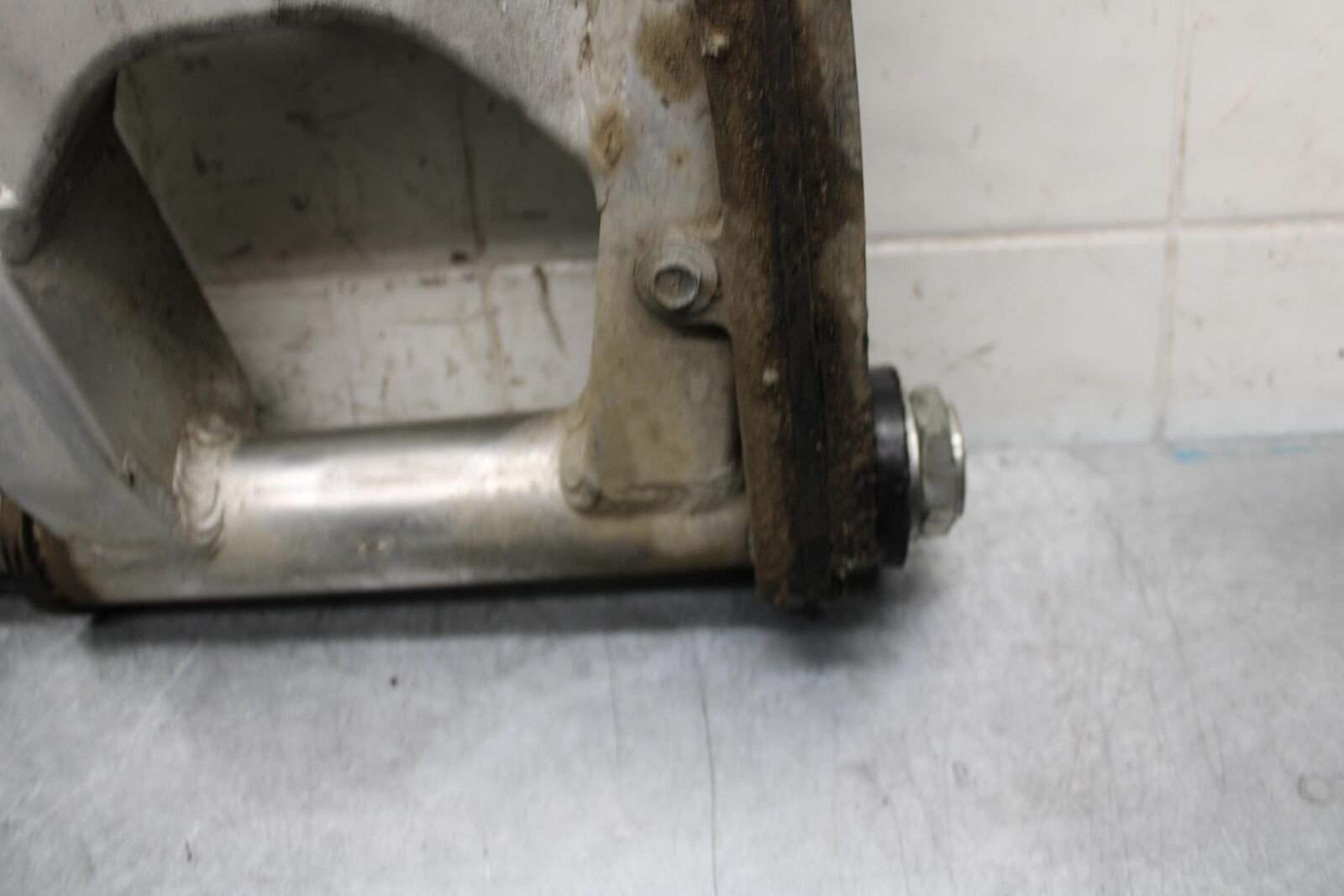 2001 Suzuki GSXR600 REAR SWINGARM BACK SUSPENSION SWING ARM 61000-39F00 BB59