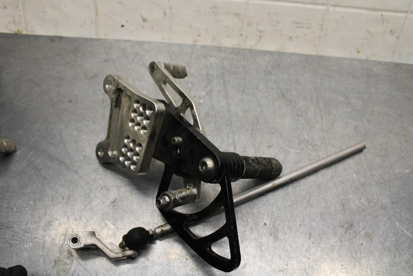 05 YAMAHA YZF R6S VORTEX RIGHT LEFT REARSETS REAR SET DRIVER FOOT PEGS BB600