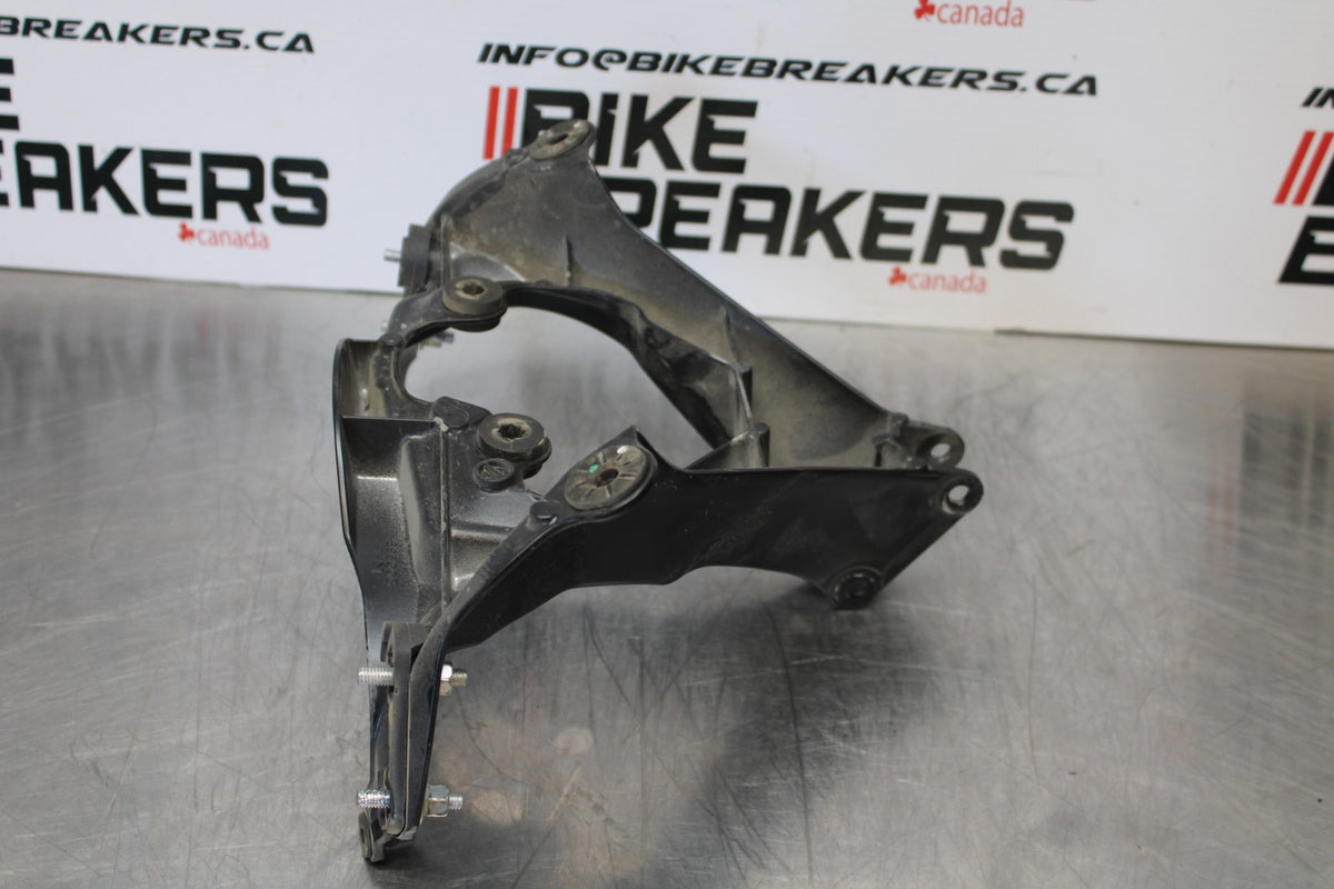 06-07 SUZUKI GSXR 600 UPPER FAIRING MIRROR GAUGES STAY BRACKET BB170