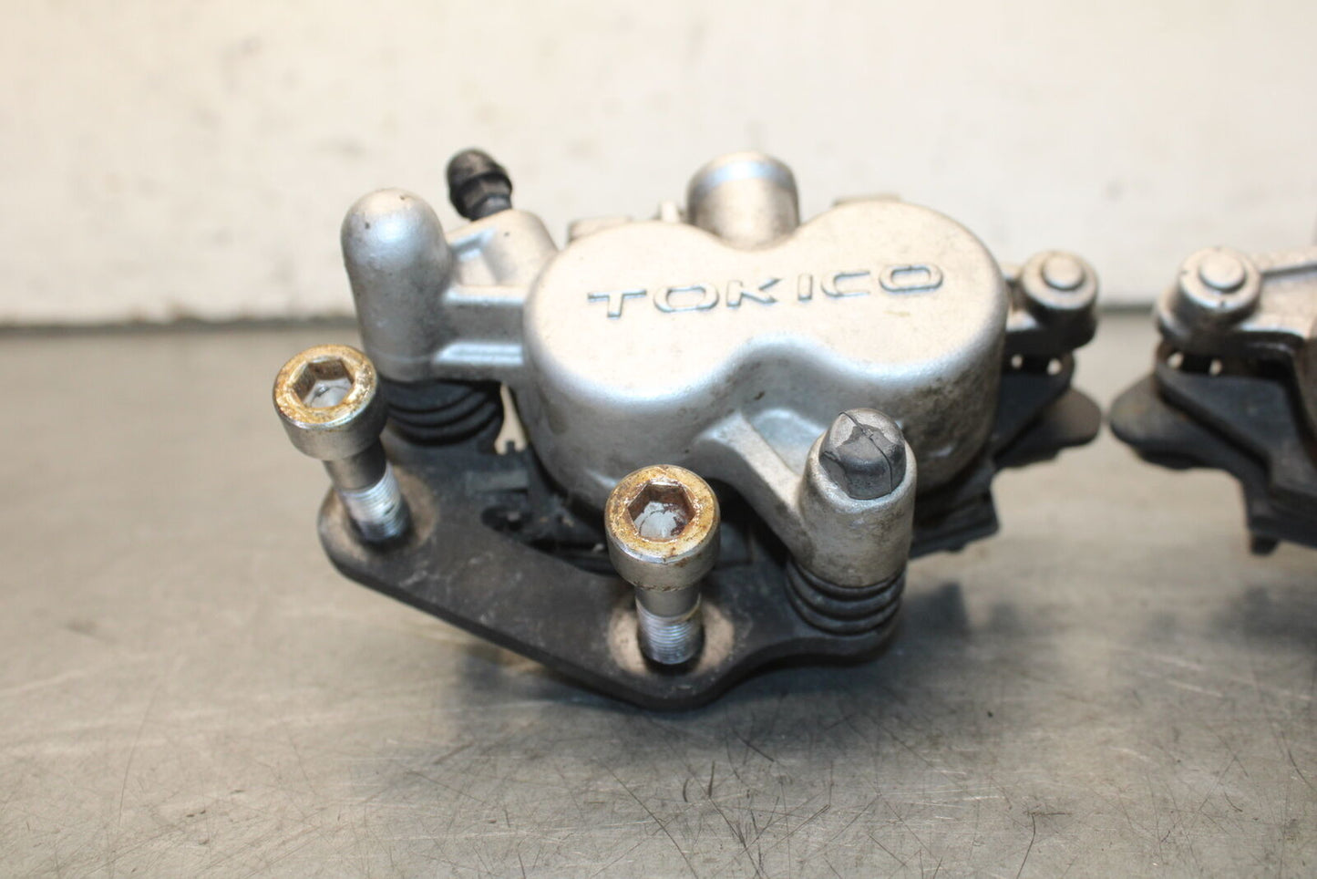 05-09 SUZUKI BOULEVARD C90 RIGHT LEFT FRONT BRAKE CALIPER SET PAIR BB692