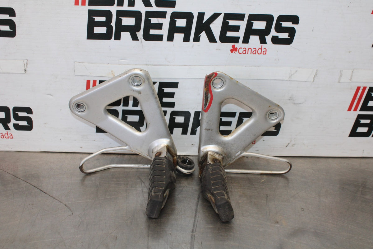 06 KAWASAKI KLR650 REAR BACK PASSENGER PEG SET PAIR BB919