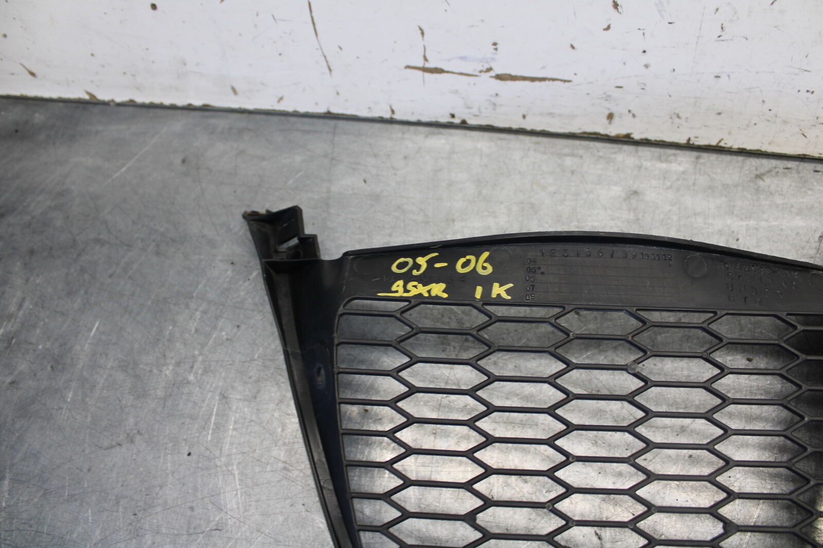 05-06 SUZUKI GSXR1000 FRONT LOWER INNER EXHAUST V FAIRING COWL GUARD  BB676