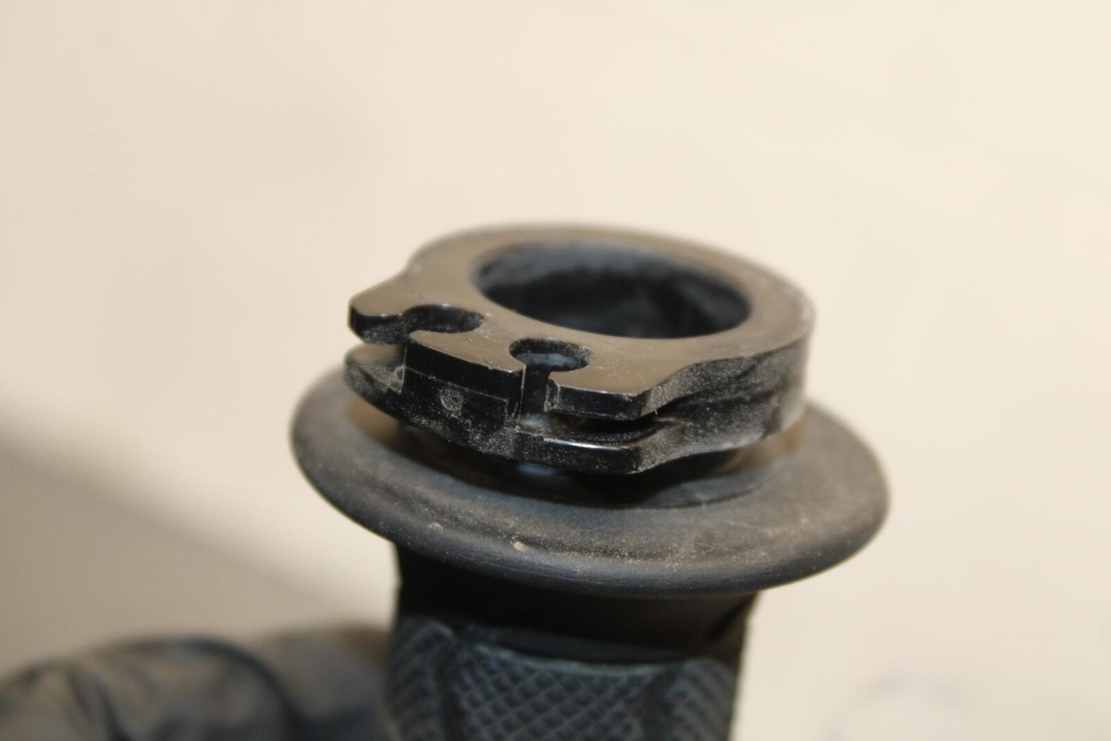 2017 Suzuki GSXR600 RIGHT THROTTLE GRIP 57110-21H02 BB598