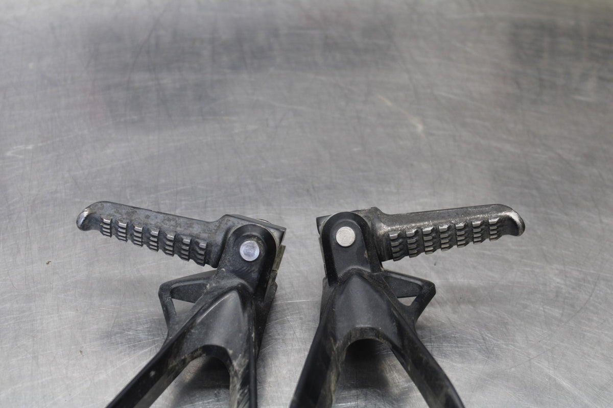 08 KAWASAKI ZX6R REAR BACK PASSENGER PEG SET PAIR BB896