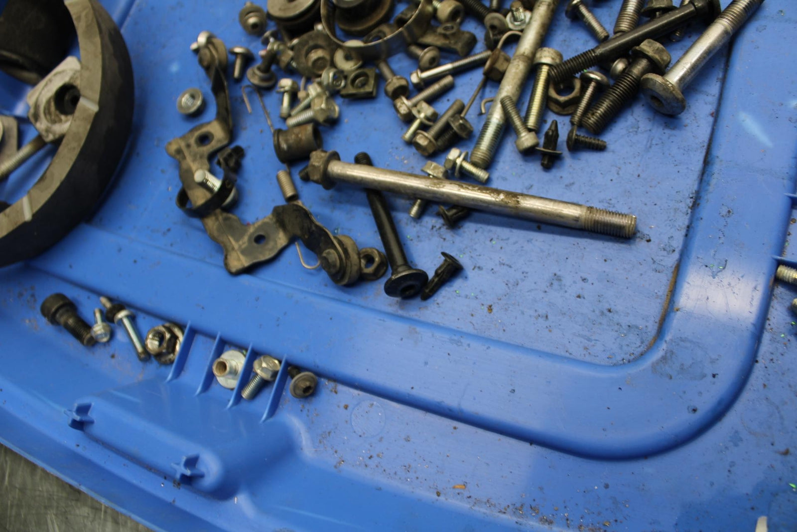 17 KAWASAKI VERSYS_X 300 LEFTOVER MOUNTING BOLTS HARDWARE MOTOR SCREWS BB504