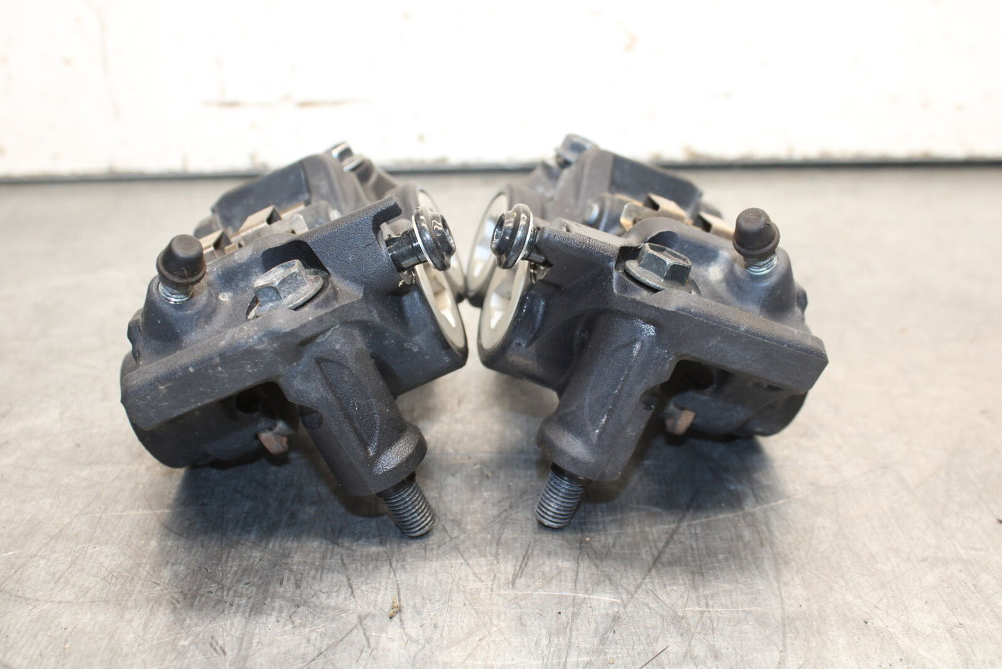 22-24 YAMAHA XSR900 RIGHT LEFT FRONT BRAKE CALIPER SET PAIR CALIPERS BB710