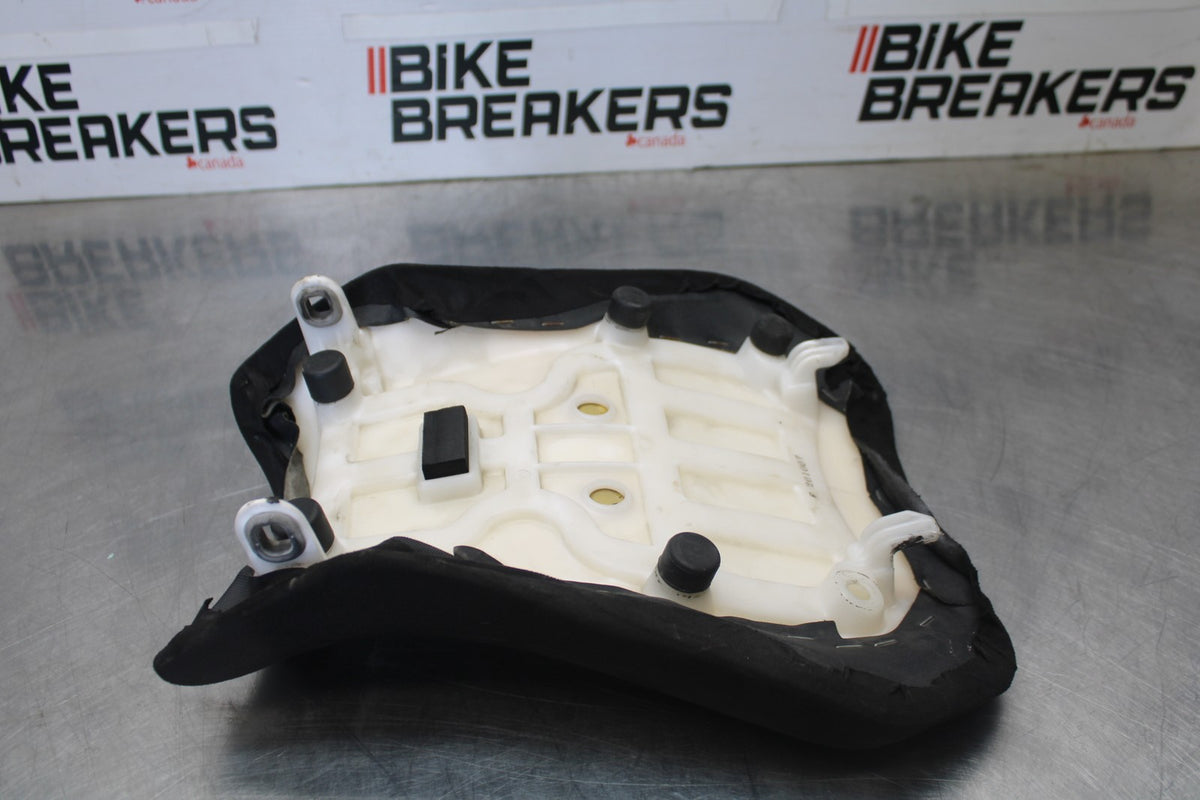 11-26 SUZUKI GSXR750 FRONT DRIVERS SEAT PAD SADDLE PILLION BB900-A