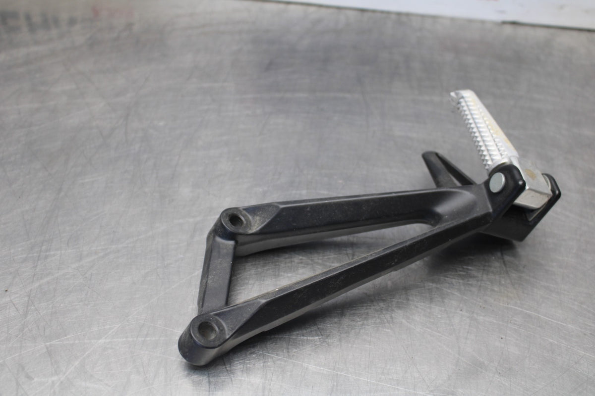 23 YAMAHA YZF R3 LEFT REAR BACK PASSENGER PEG BB147-B