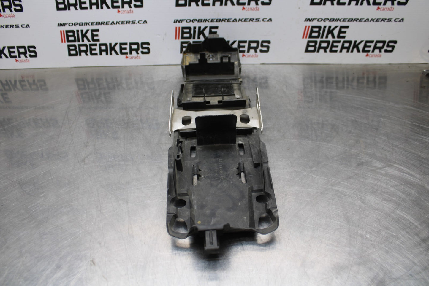 06-07 SUZUKI GSXR 600 REAR BACK TAIL UNDERTAIL BATTERY TRAY PLASTIC BB178