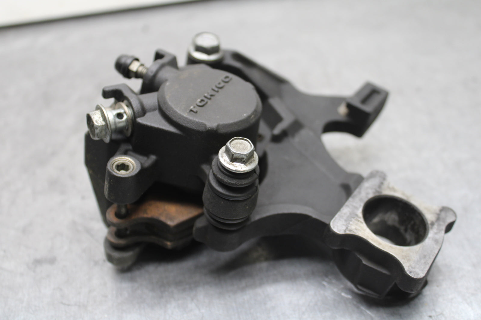 08-10 SUZUKI GSXR750 REAR BACK BRAKE CALIPER W MOUNT BRACKET BB119