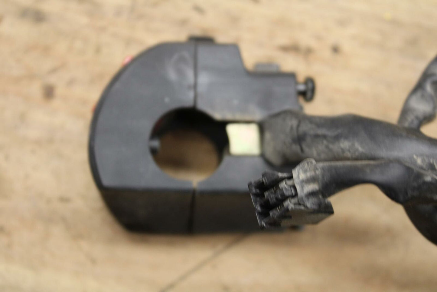 04-05 KAWASAKI NINJA ZX10R RIGHT CLIP ON HANDLE KILL OFF START SWITCH BB322