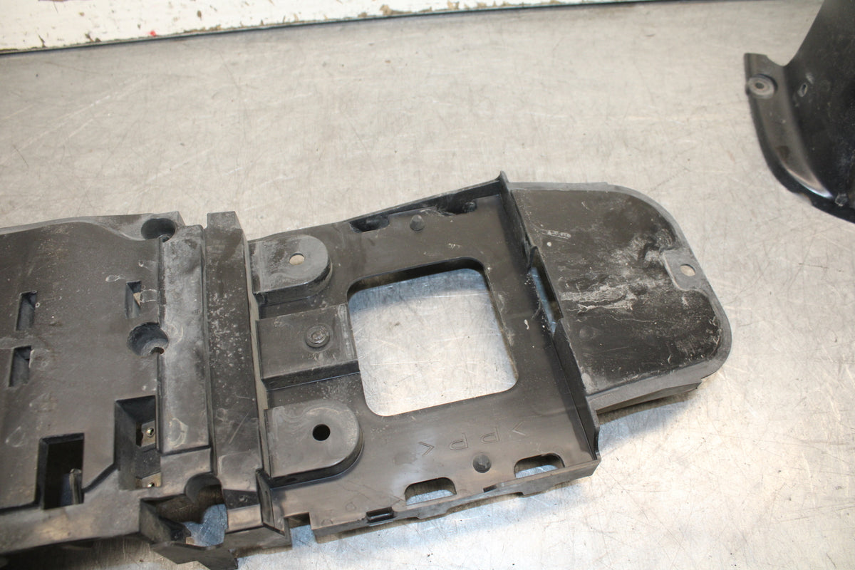 06 YAMAHA YZF R6 REAR BACK TAIL UNDERTAIL BATTERY TRAY PLASTIC BB716