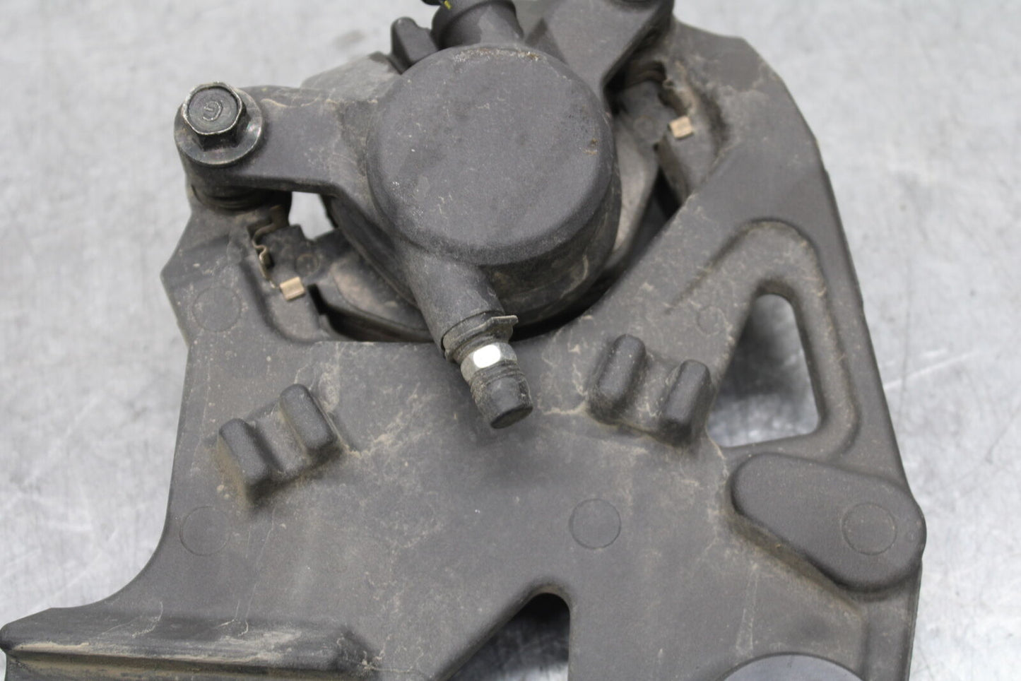 17-24 YAMAHA BOLT XVS950 REAR BACK BRAKE CALIPER W MOUNT BRACKET BB729