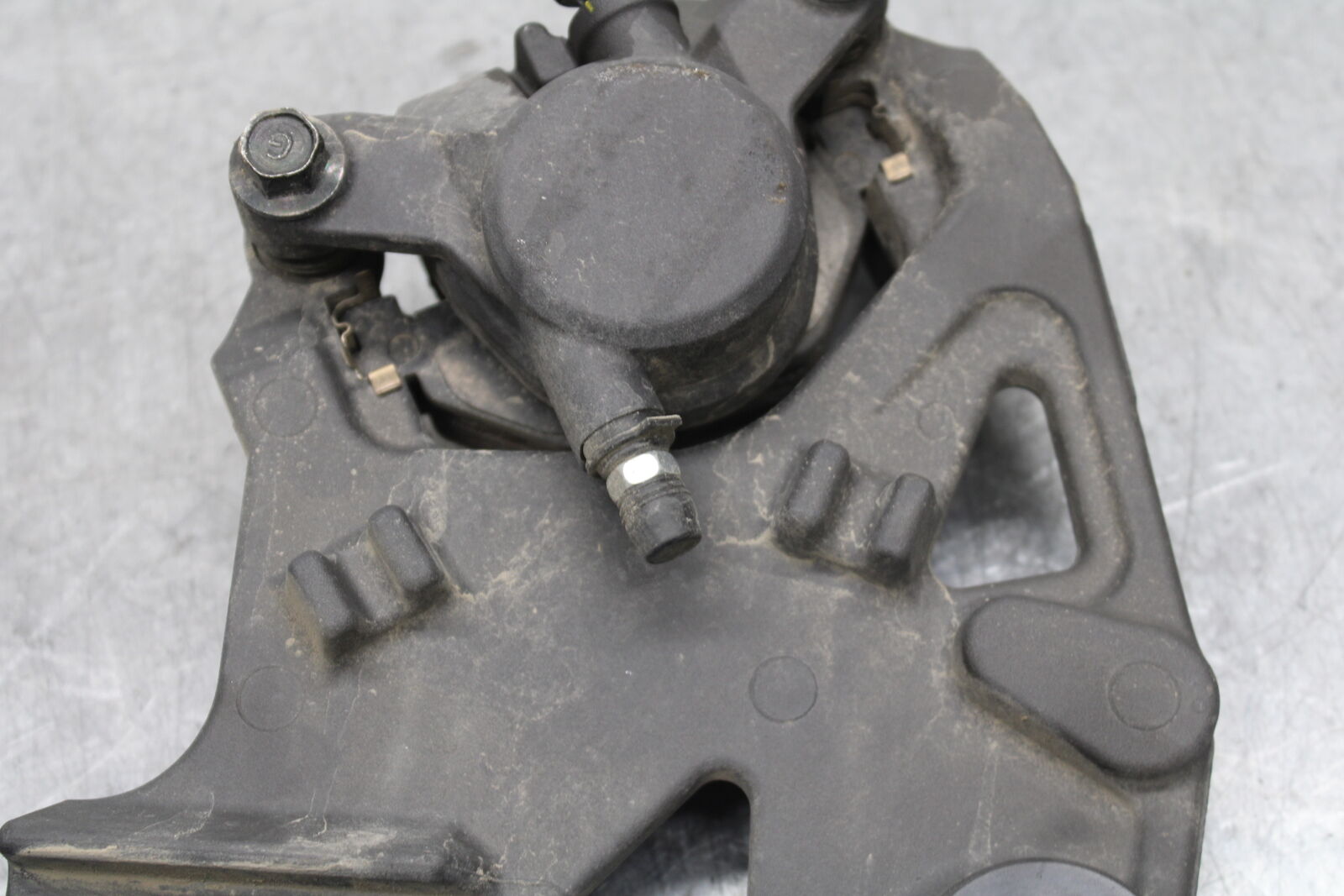 17-24 YAMAHA BOLT XVS950 REAR BACK BRAKE CALIPER W MOUNT BRACKET BB729