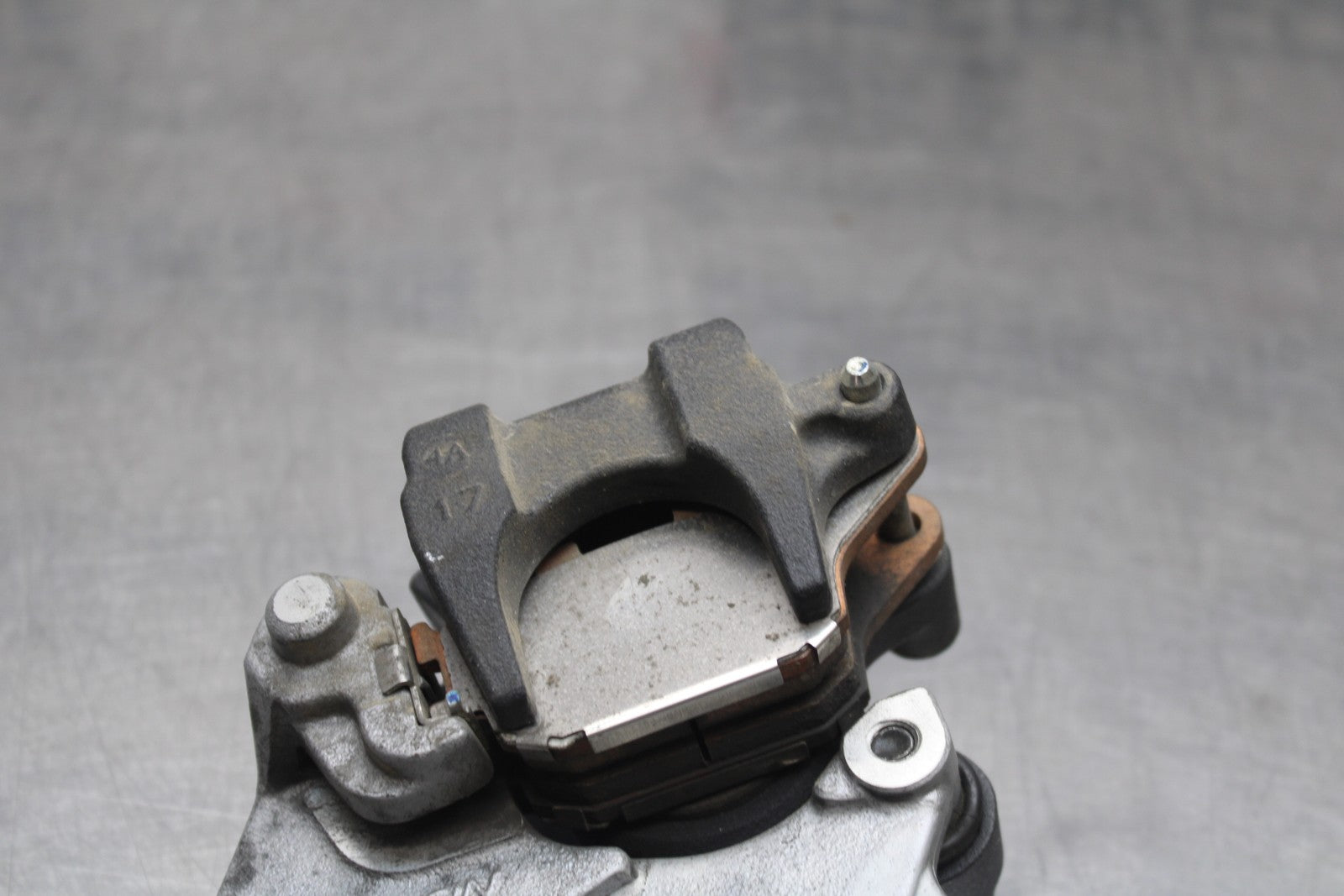 22-25 YAMAHA YZF R7 REAR BACK BRAKE CALIPER W MOUNT BRACKET BB769