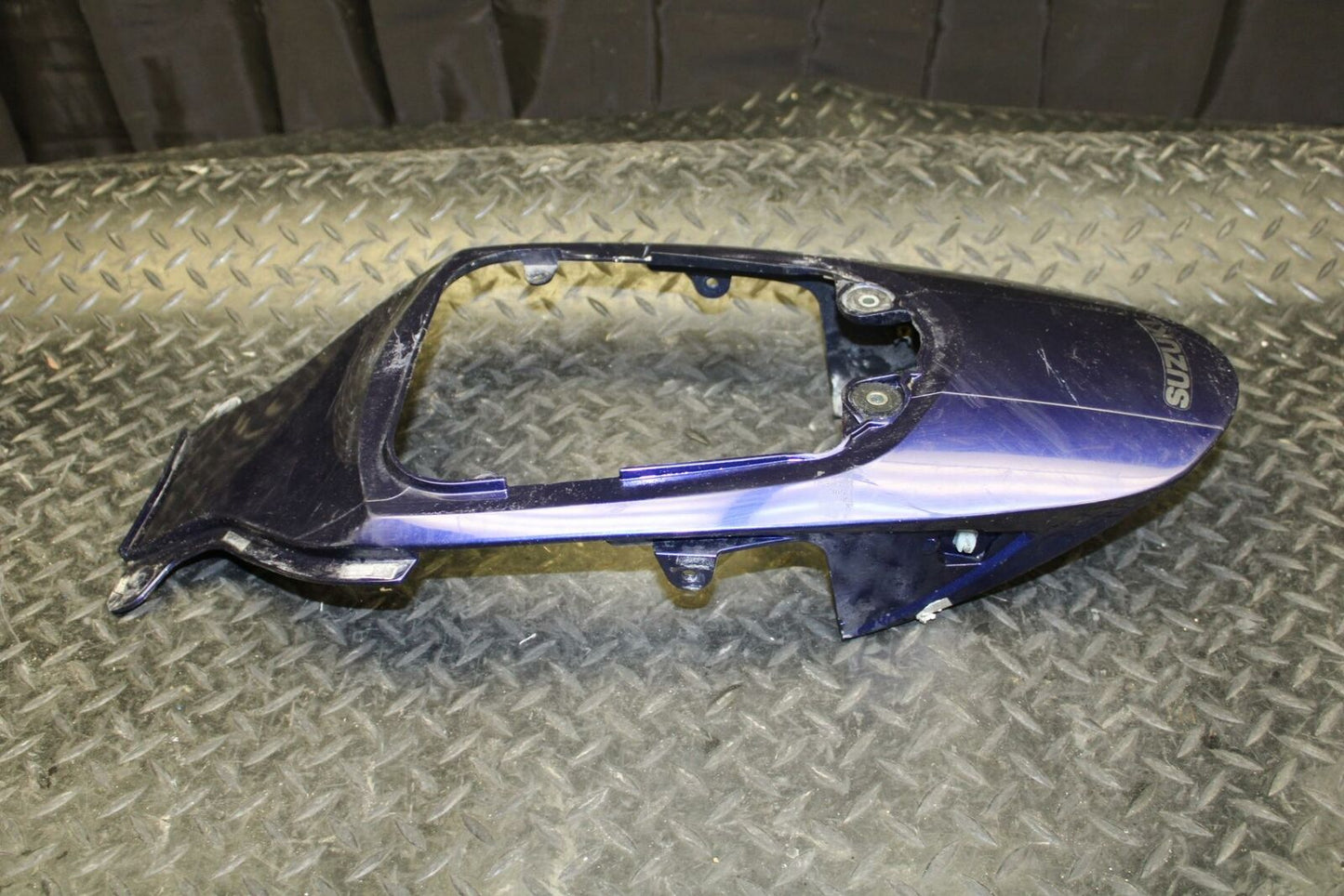 06-07 SUZUKI GSXR750 CENTER REAR BACK TAIL FAIRING COVER TRIM COWL BB188