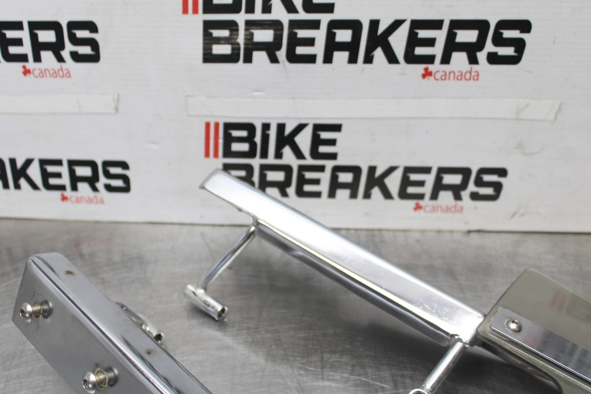 05-09 SUZUKI BOULEVARD C90 WINDSHIELD WIND SCREEN BRACKET MOUNT SET BB918