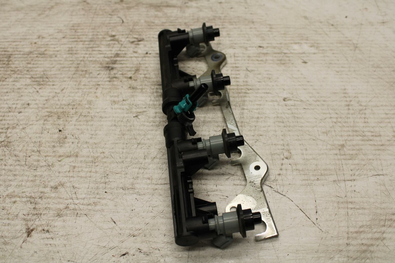 07-12 HONDA CBR600RR SECONDARY FUEL INJECTORS TOP AIRBOX GAS RAIL BB309