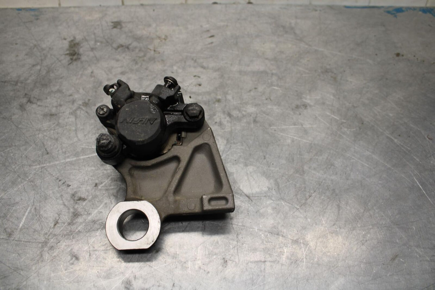 08-16 YAMAHA YZF R6 REAR BACK BRAKE CALIPER W MOUNT BRACKET BB443