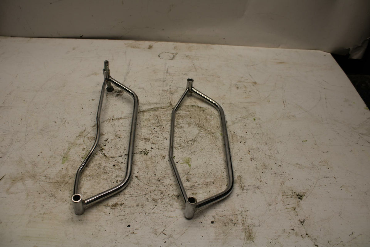 06 HONDA SHADOW 750 VT750C SADDLEBAG CASE MOUNTING BRACKET MOUNT BB352