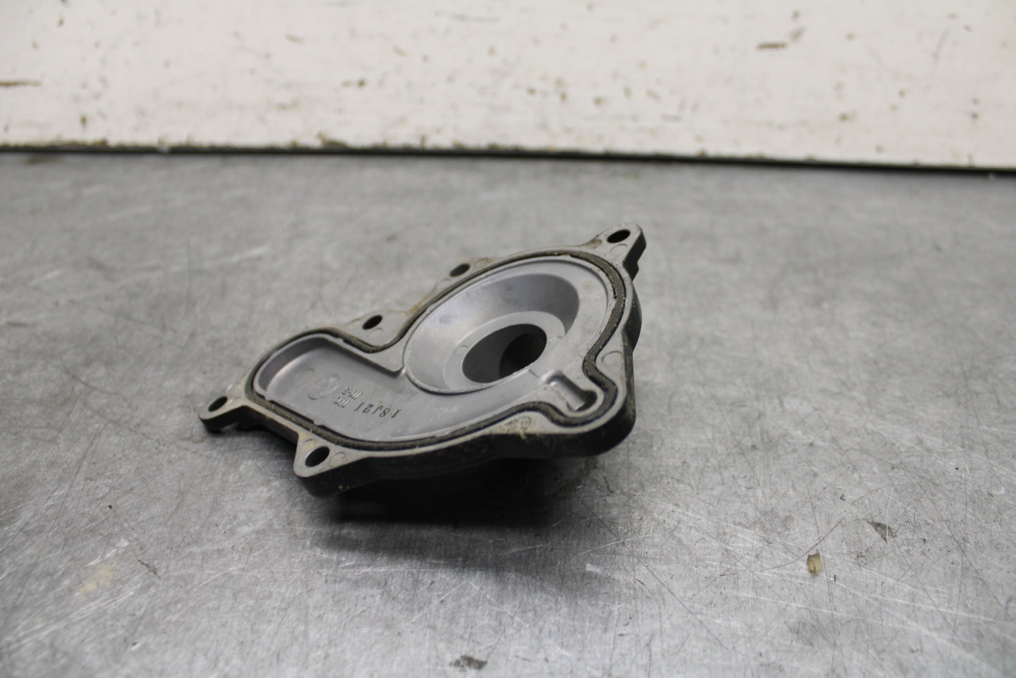 22-24 YAMAHA XSR900 ENGINE WATER COOLANT PUMP COVER BB683