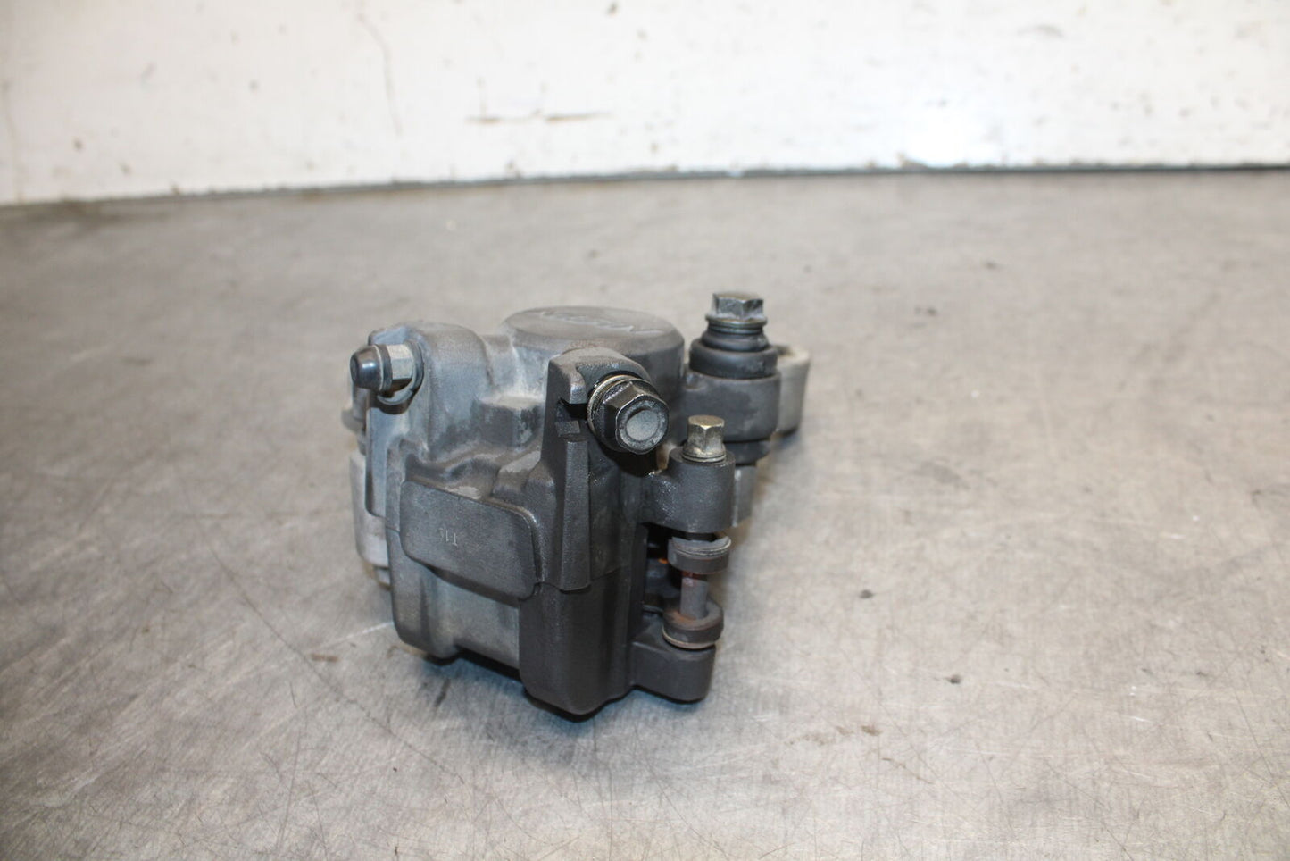 05-06 HONDA CBR600RR REAR BACK BRAKE CALIPER W MOUNT BRACKET  BB689