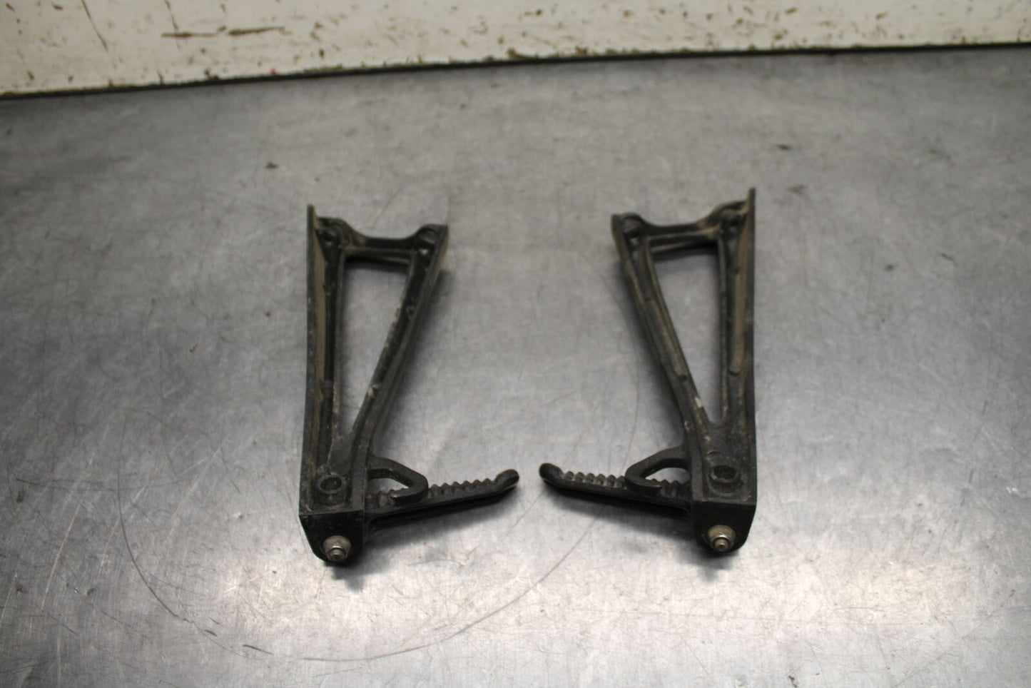06-07 YAMAHA YZF R6 REAR BACK PASSENGER PEG SET PAIR BB742