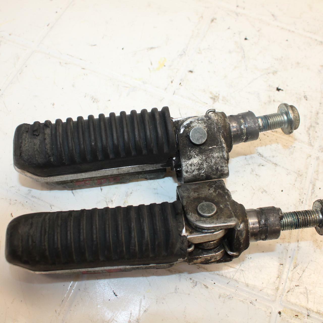 06-07 SUZUKI BANDIT 1200S ABS FRONT FOOT RESTS PEGS STEPS SET PAIR BB21