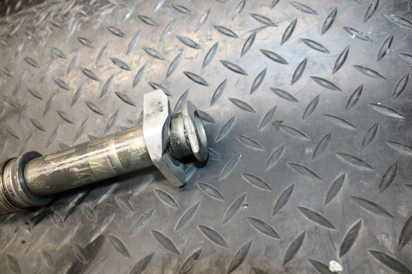 08-09 SUZUKI GSXR750 REAR AXLE BACK WHEEL RIM PIVOT BOLT AXEL BB208