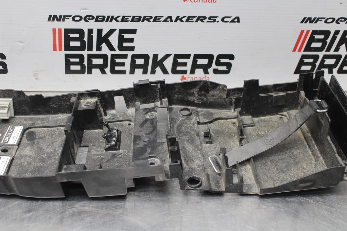 08-16 YAMAHA YZF R6 REAR BACK TAIL UNDERTAIL BATTERY TRAY PLASTIC BB856