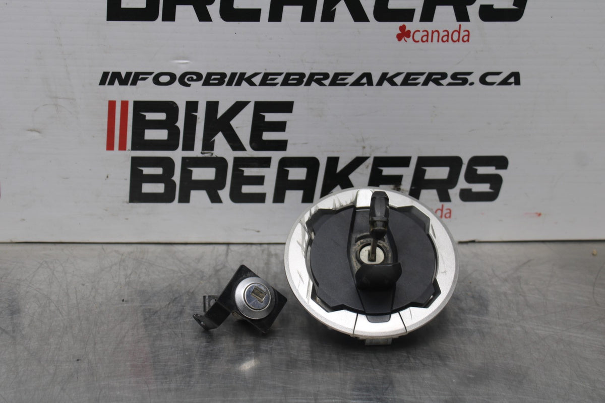 24-25 KAWASAKI NINJA ZX6R FUEL TANK GAS CAP & SEAT LOCK W/ KEY BB785