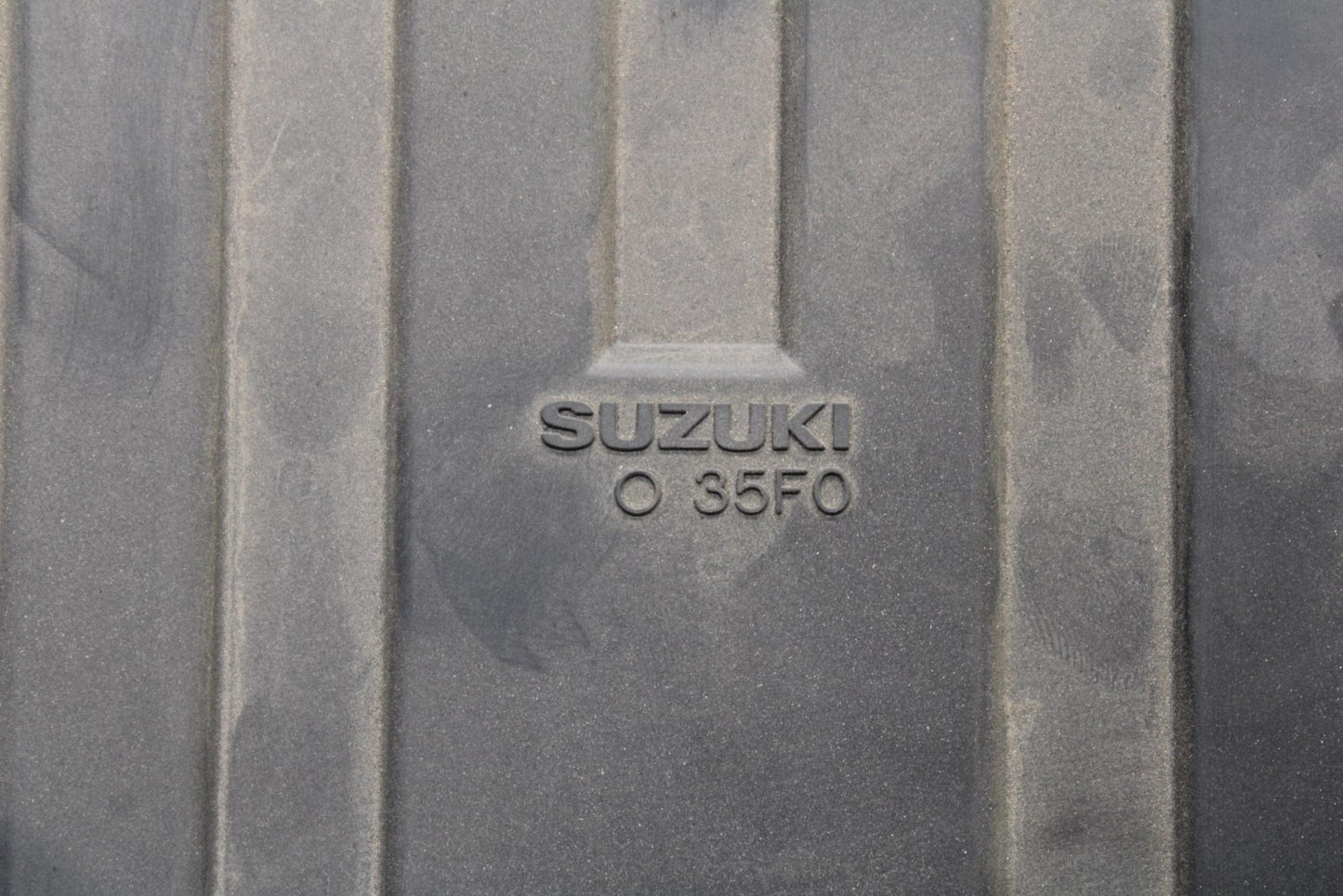 01-03 SUZUKI GSXR600 AIRBOX AIR INTAKE FILTER BOX 13700-39F00 BB633