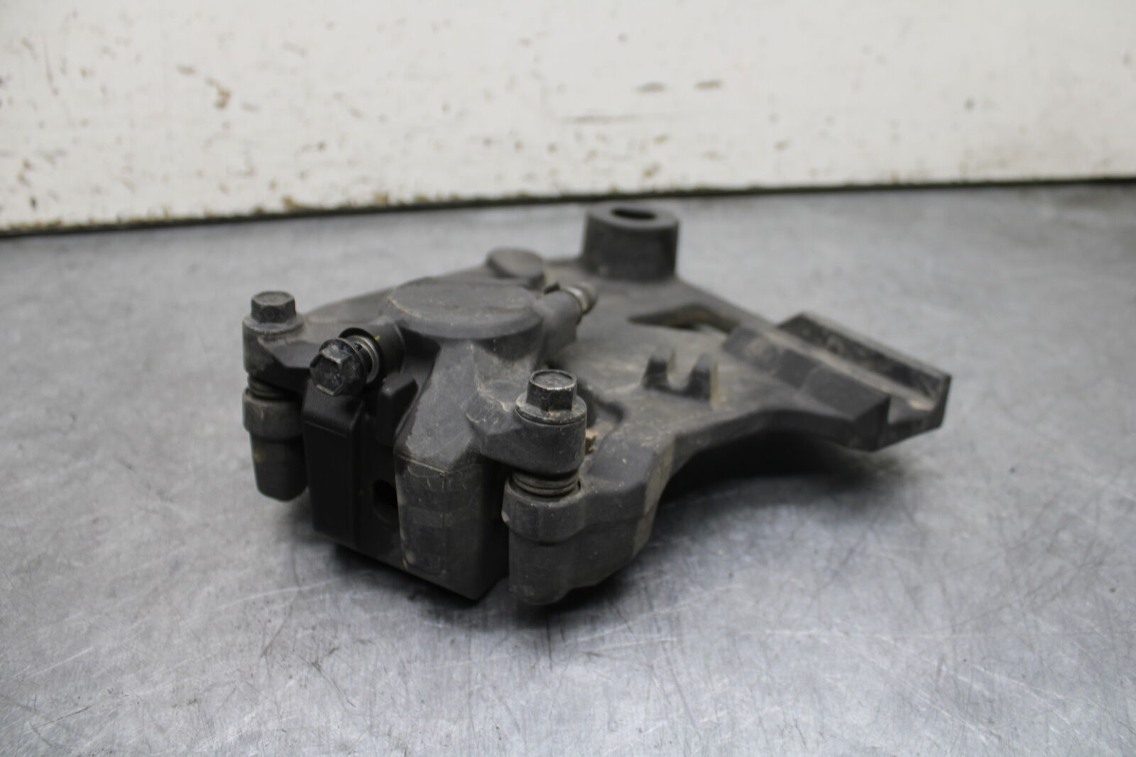 17-24 YAMAHA BOLT XVS950 REAR BACK BRAKE CALIPER W MOUNT BRACKET BB729