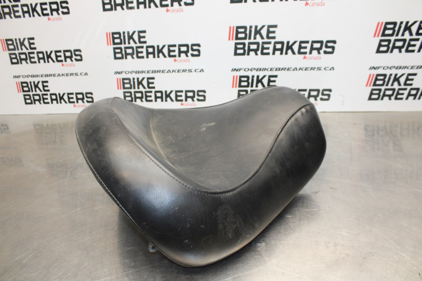 03-08 KAWASAKI VULCAN 1600 FRONT DRIVERS SEAT BB196