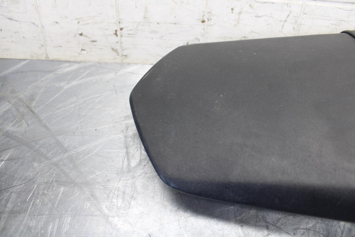 04-06 YAMAHA YZF R1 REAR BACK PASSENGER TANDEM SEAT PAD SADDLE PILLION BB491