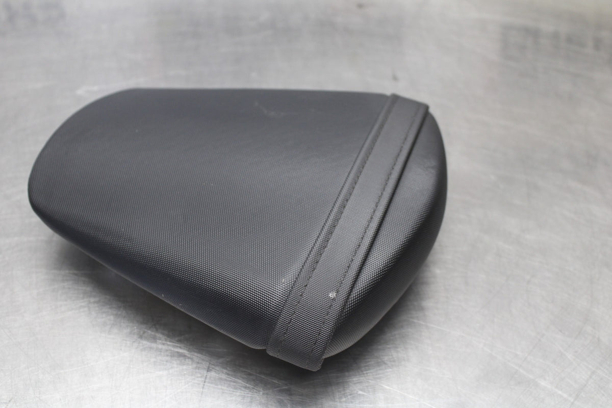 15-26 SUZUKI GSXR600 REAR BACK PASSENGER TANDEM SEAT PAD SADDLE PILLION BB888