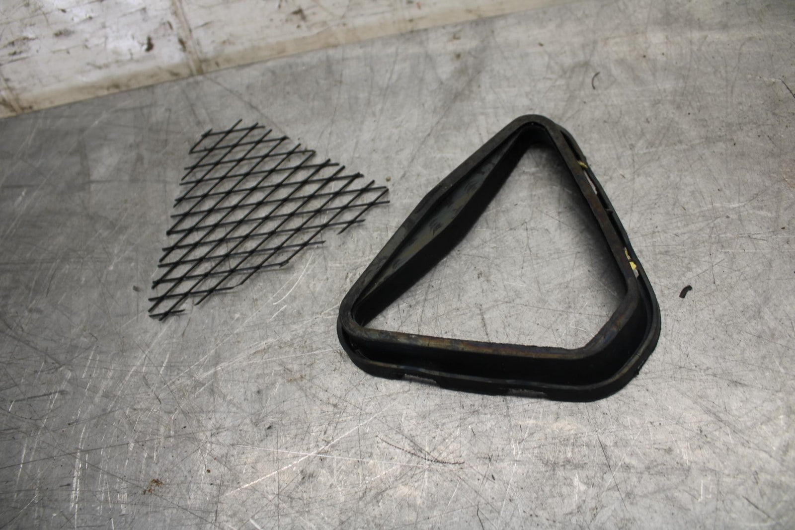 19-20 KAWASAKI NINJA ZX6R AIR INTAKE GRILL BB517