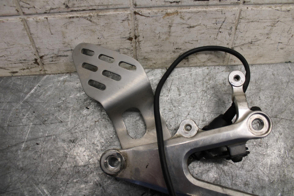2003 Yamaha YZF R6 RIGHT REARSET REAR SET DRIVER FOOT PEG REST STOP BB539